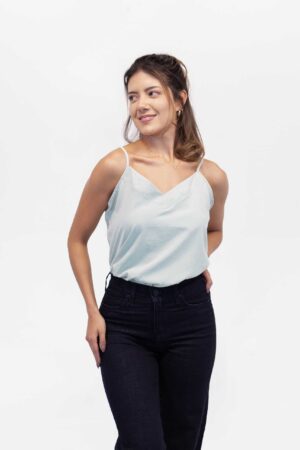 Vista Frontal Top Mujer Regular V NeckLine SS4 de Marca Lee Vista Frontal Top Mujer Regular V NeckLine SS4 de Marca
