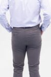Vista Posterior Pantalón Hombre Slim Chino Gris SS4 de marca Lee