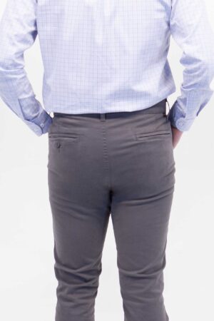 Vista Posterior Pantalón Hombre Slim Chino Gris SS4 de marca Lee