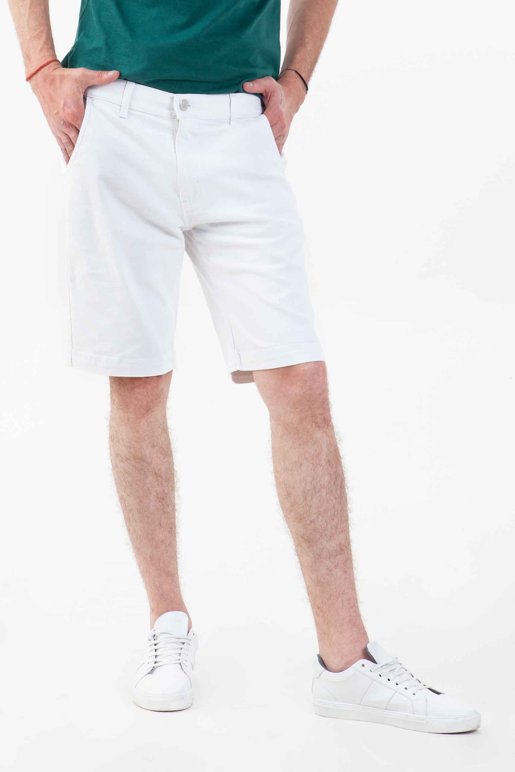 Vista frontal de bermuda de color blanco con bolsillos de marca lee