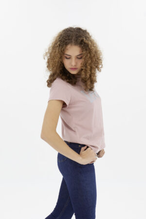 Vista Frontal Camiseta Mujer Regular Logo Crudo Fw4