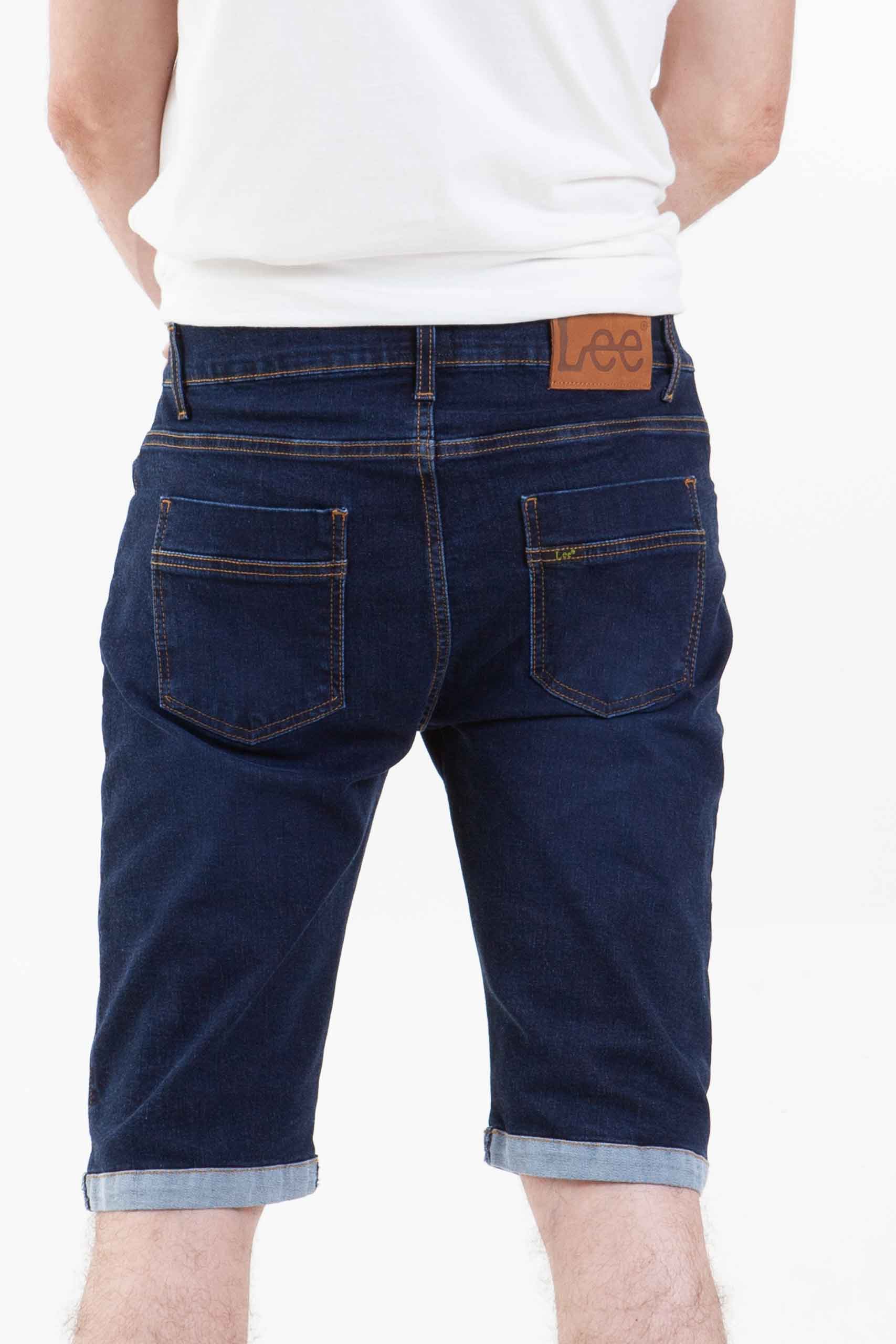 Vista posterior de bermuda jean de color azul con dos bolsillos de marca lee