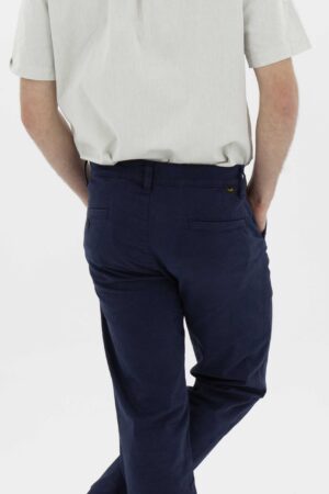 Vista Posterior Pantalón Hombre Slim Chino Azul Fw4 de marca Lee