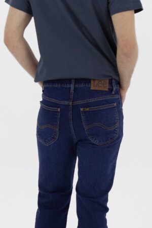 Vista frontal Jean Hombre Regular Straight Daren Pepper 2 Fw4 de marca Lee