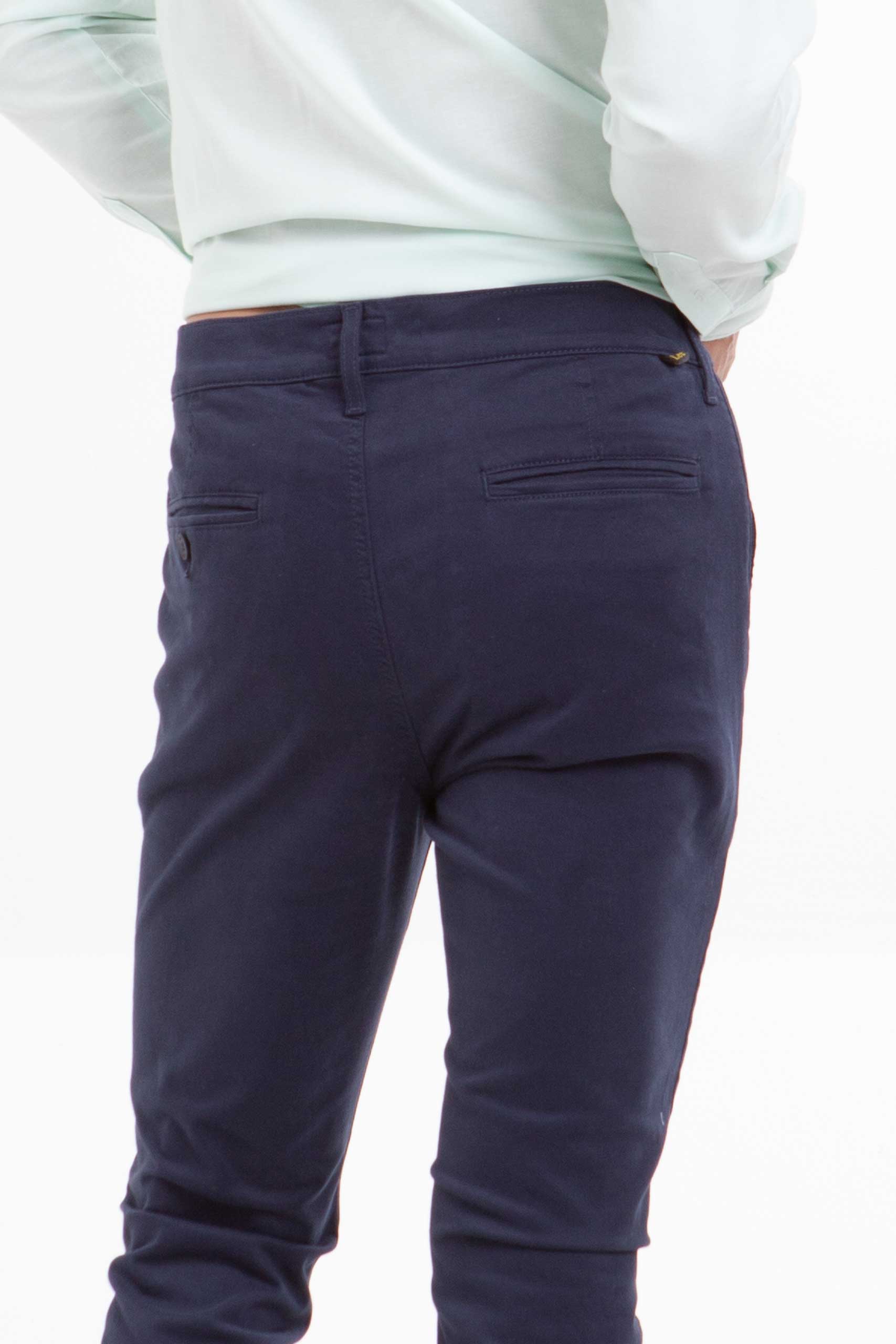 Vista Posterior Pantalón chino Hombre azul marca Lee