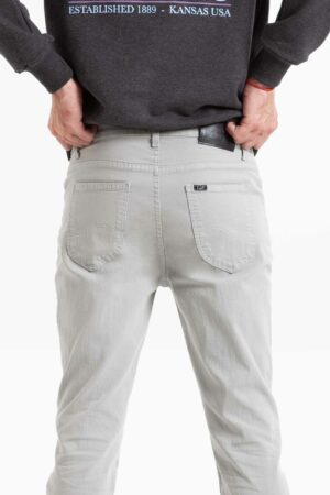 Vista posterior de jean color cemento de pierna recta de marca lee