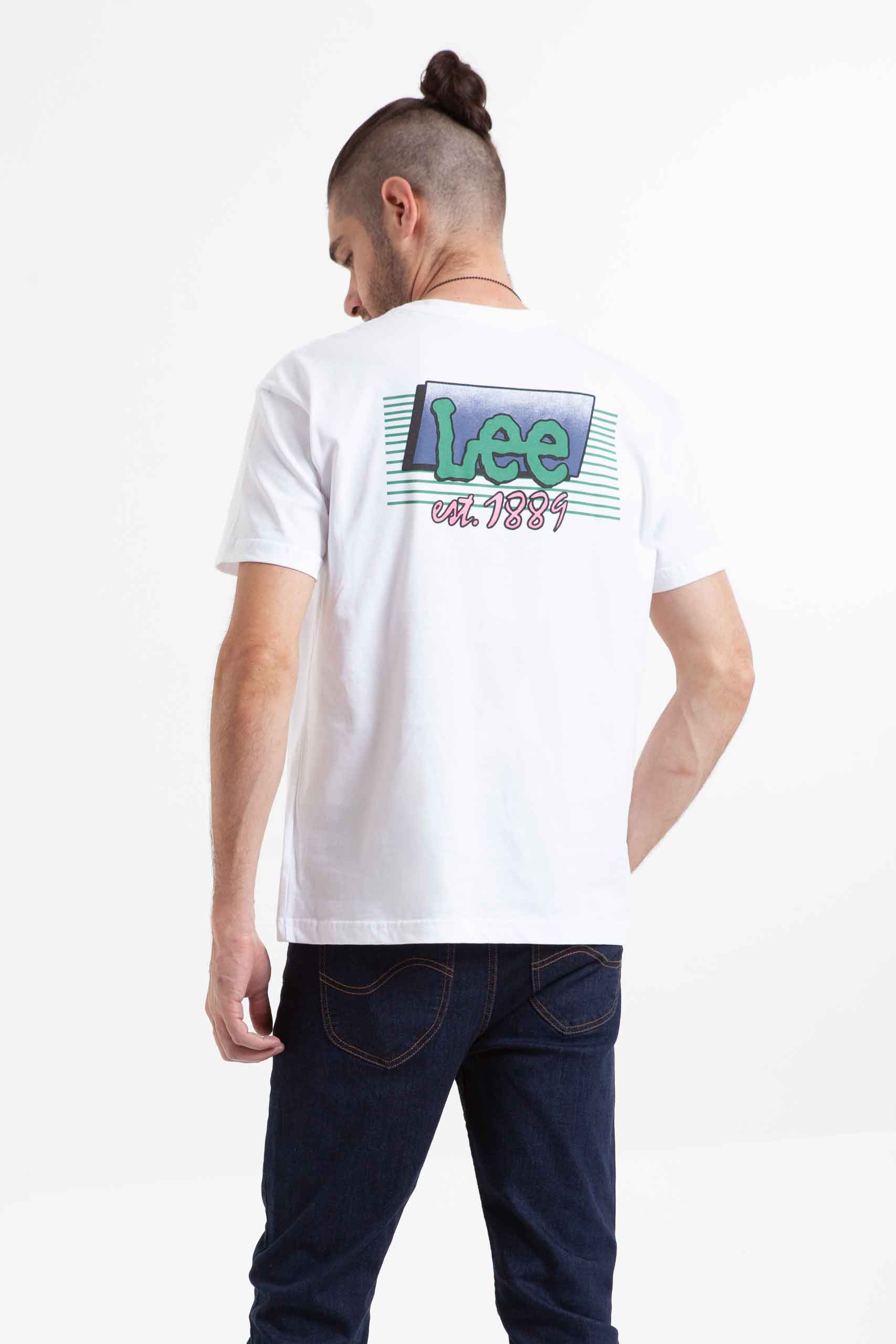 Vista posterior de camiseta de color blanco con estampado marca lee