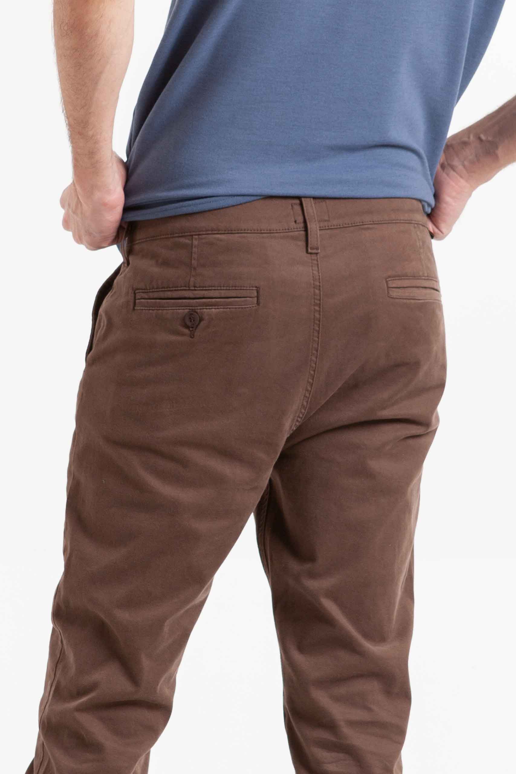 Vista posterior de pantalón café de pierna semi ajustada de marca lee
