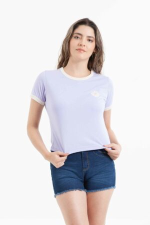 Vista frontal de camiseta color lila de marca lee