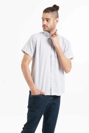 Vista frontal de camisa de color gris claro de manga corta de marca lee