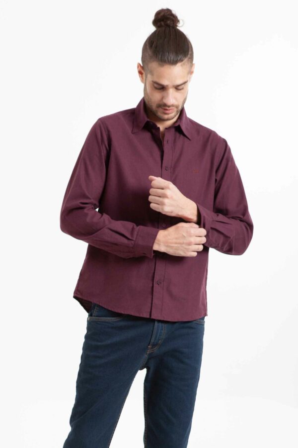 Vista frontal de camisa de color vino de manga larga de la marca lee