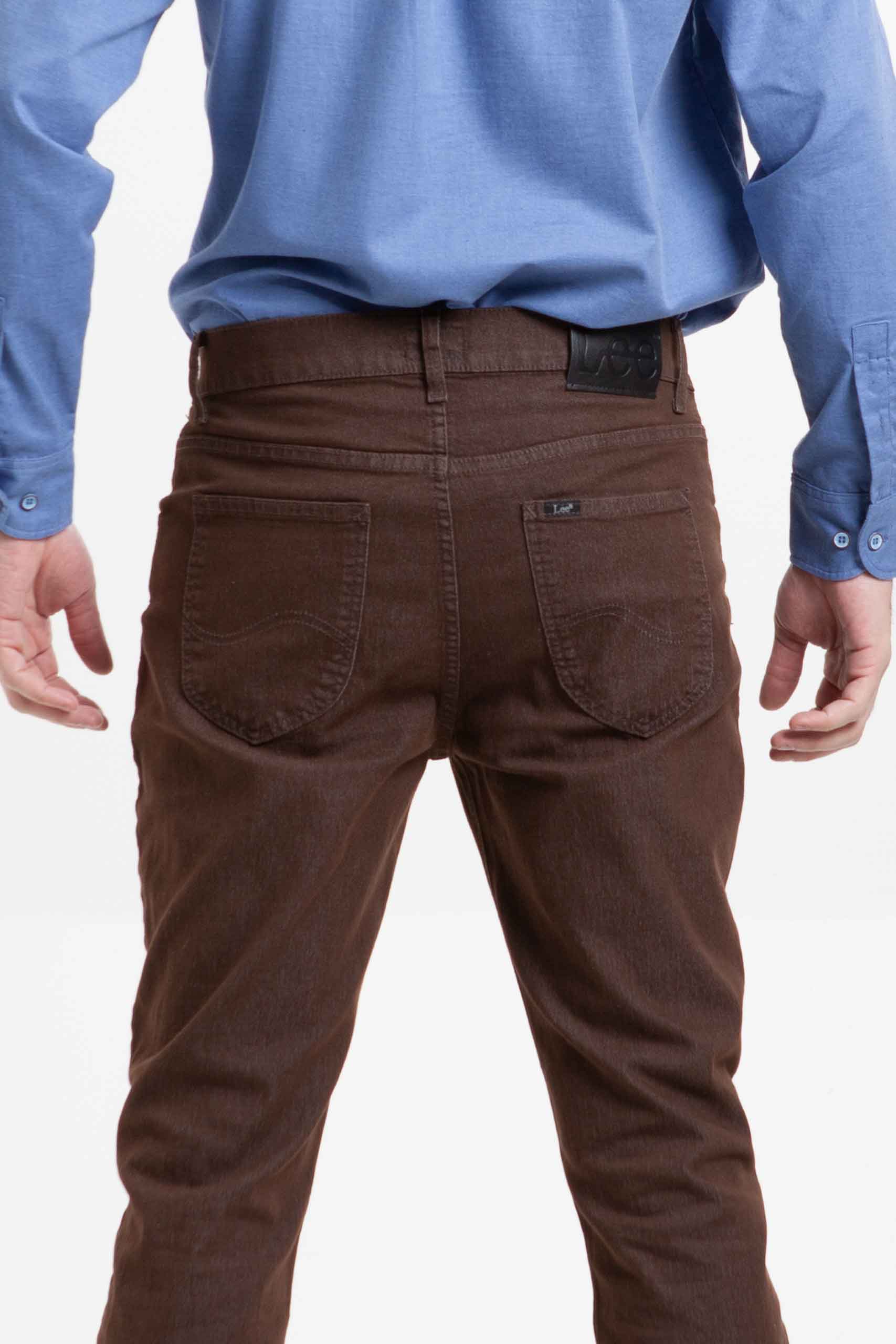 Vista posterior de jean color café de pierna recta de marca lee