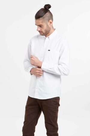 Vista frontal de camisa blanca manga larga de marca lee