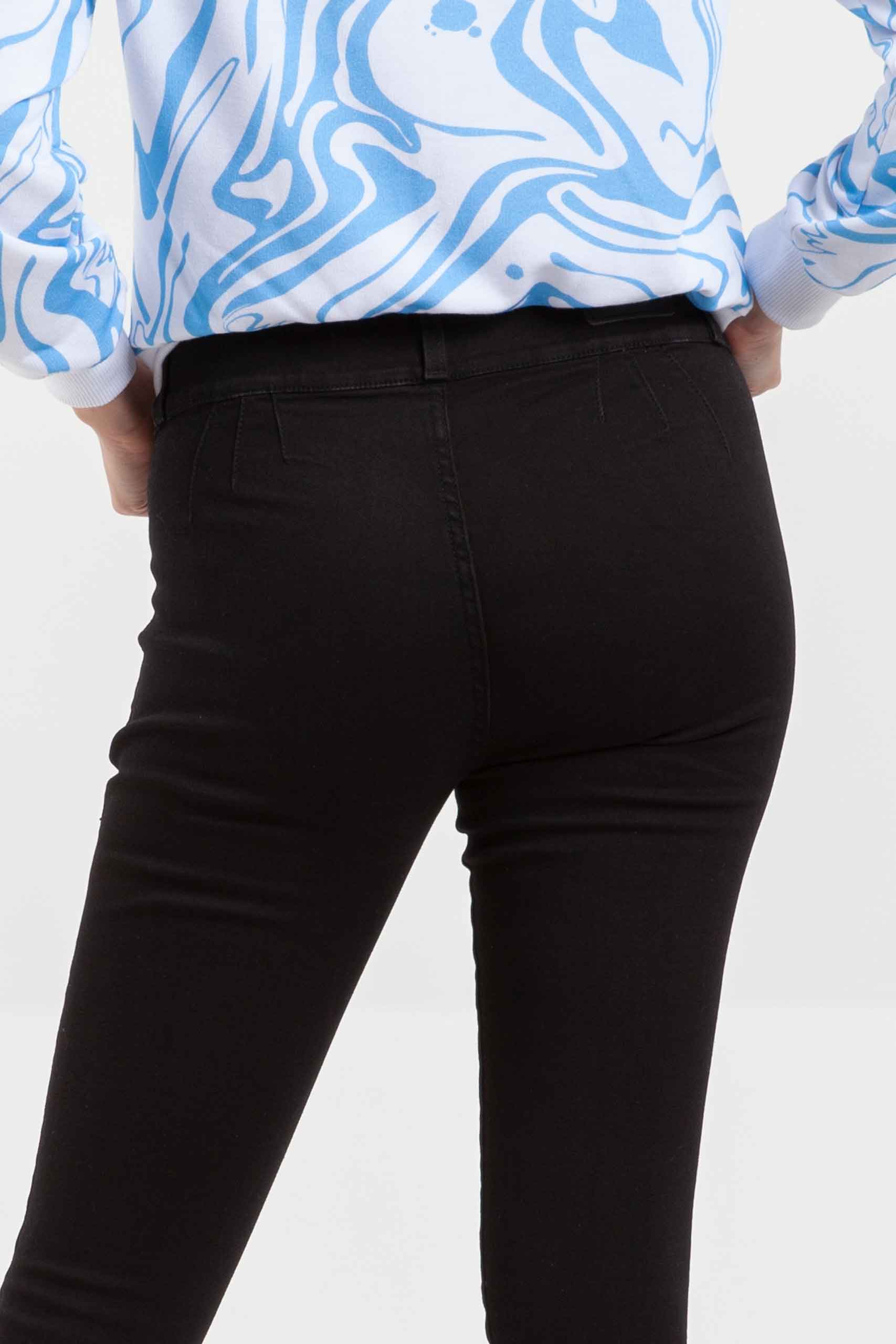 Vista posterior de jean de color negro de pierna super ajustada de marca lee