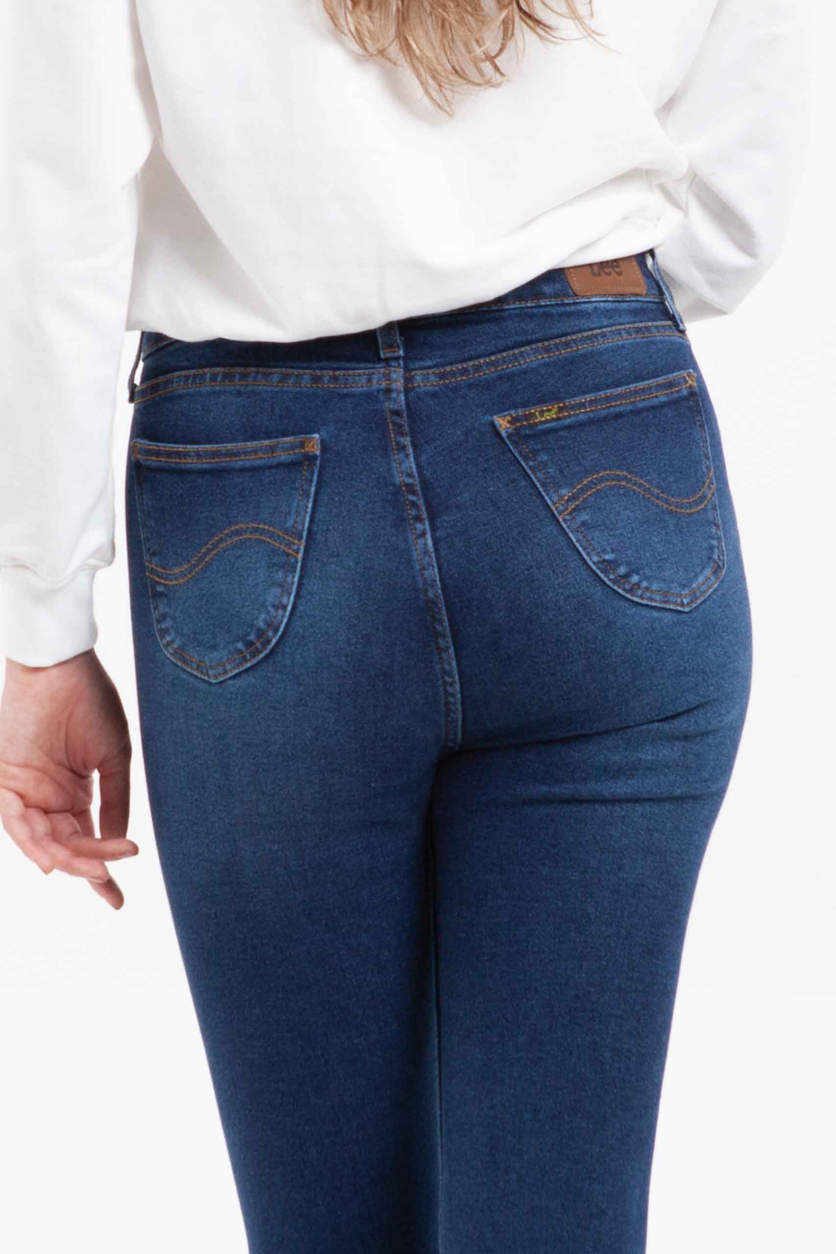 Vista posterior con dos bolsillos de jean de color azul de marca lee