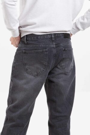 Vista posterior de jean color gris con dos bolsillos de pierna relajada de marca lee