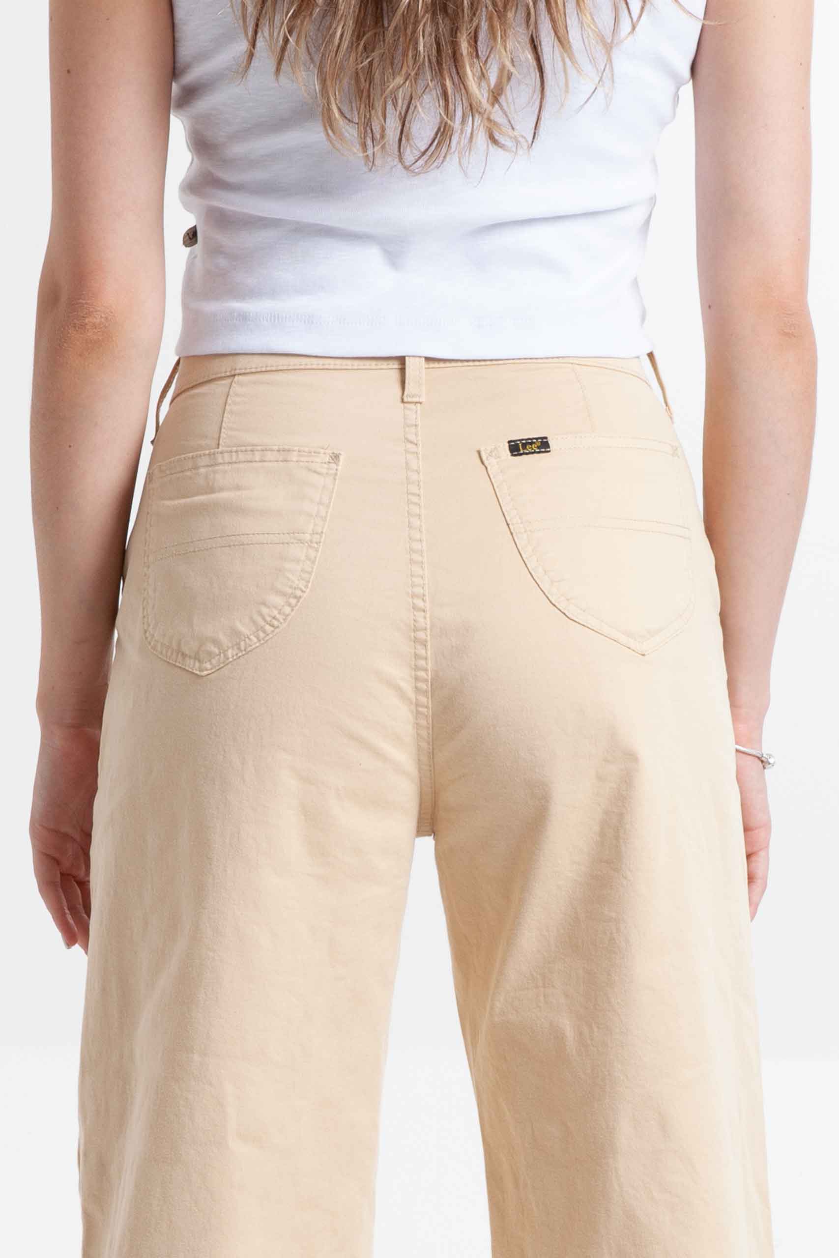 Vista posterior de pantalón de color crema de pierna ancha de marca lee