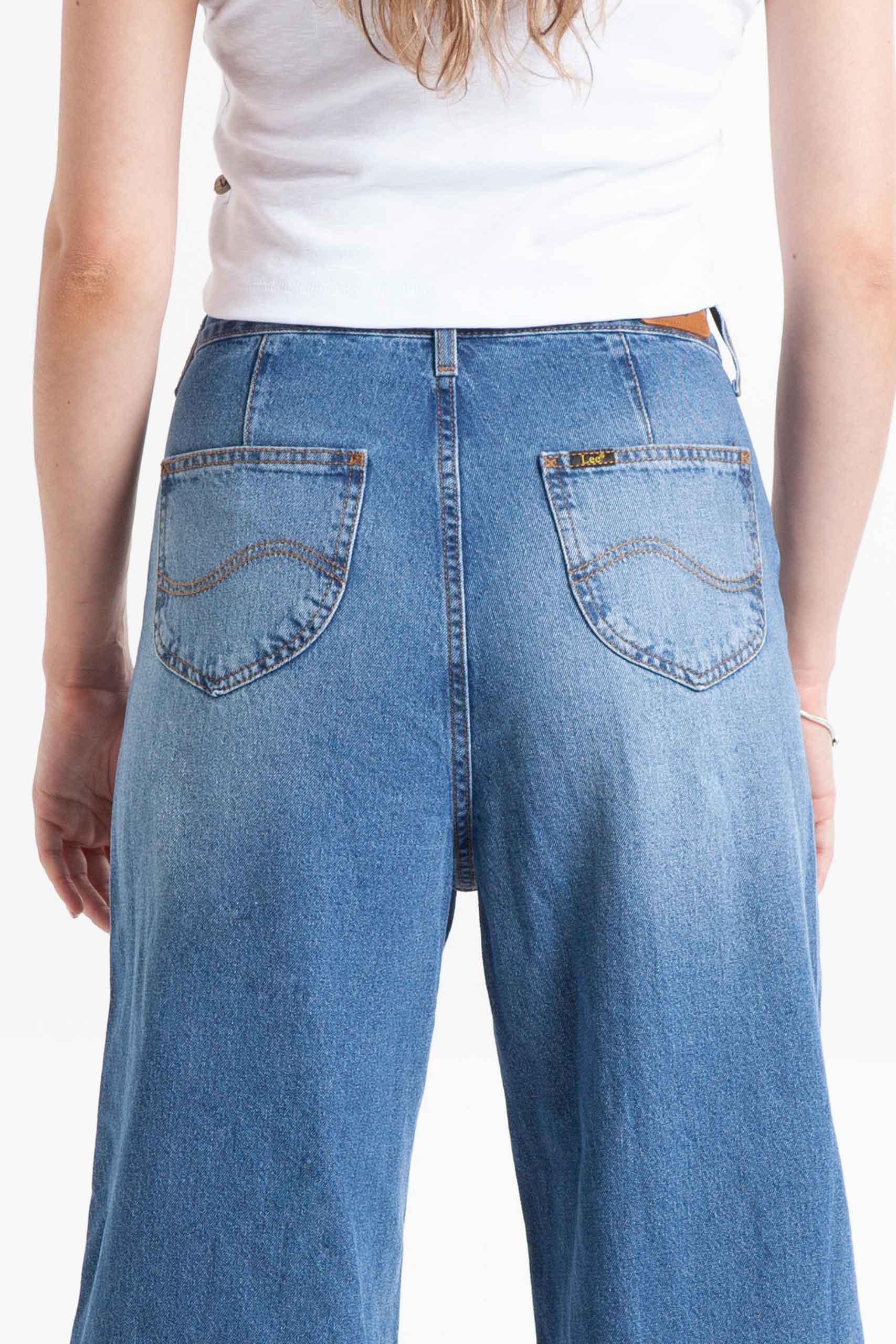 Vista posterior de jean de color azul de pierna ancha con bolsillos de marca lee