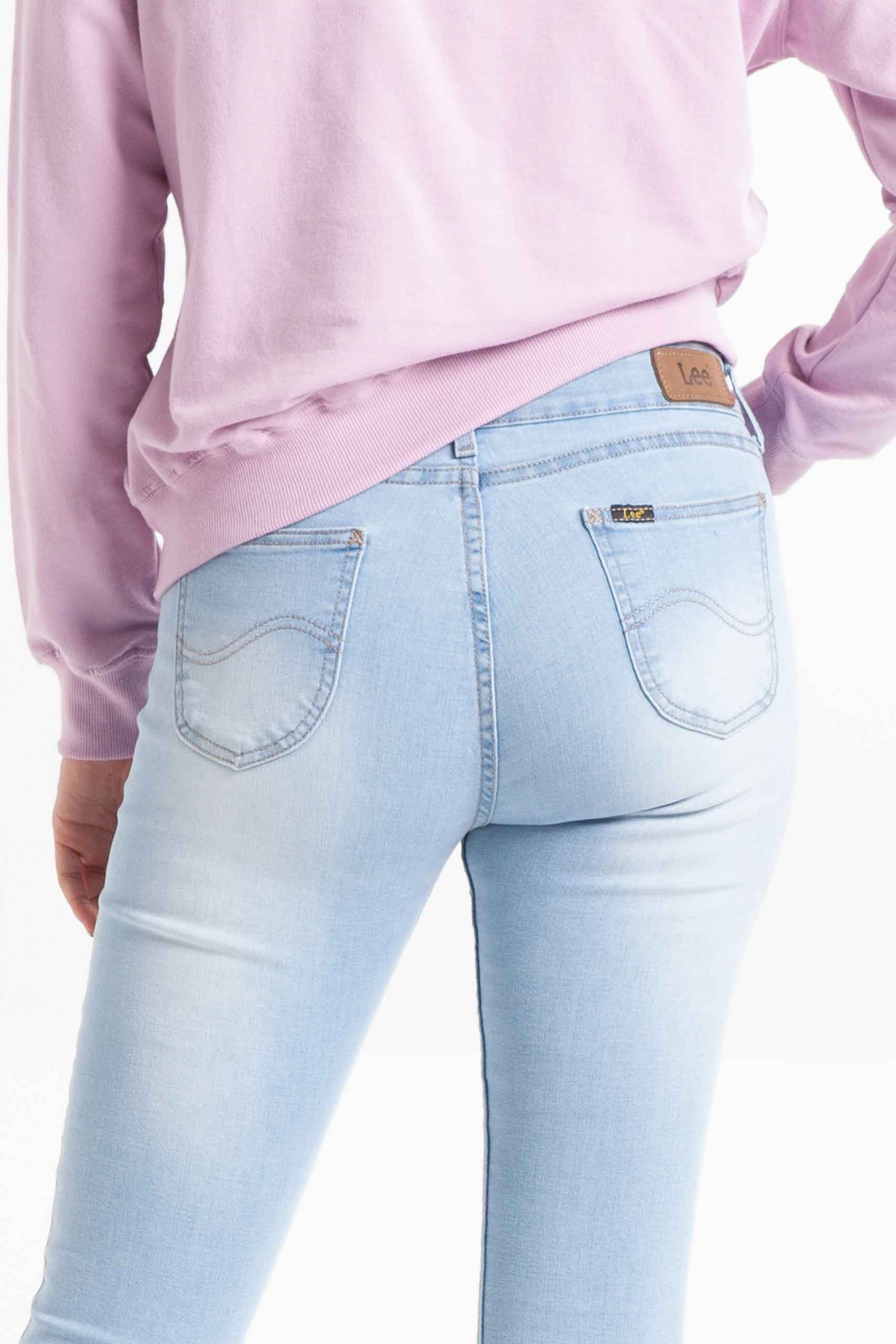 Vista posterior de jean de color azul de marca lee