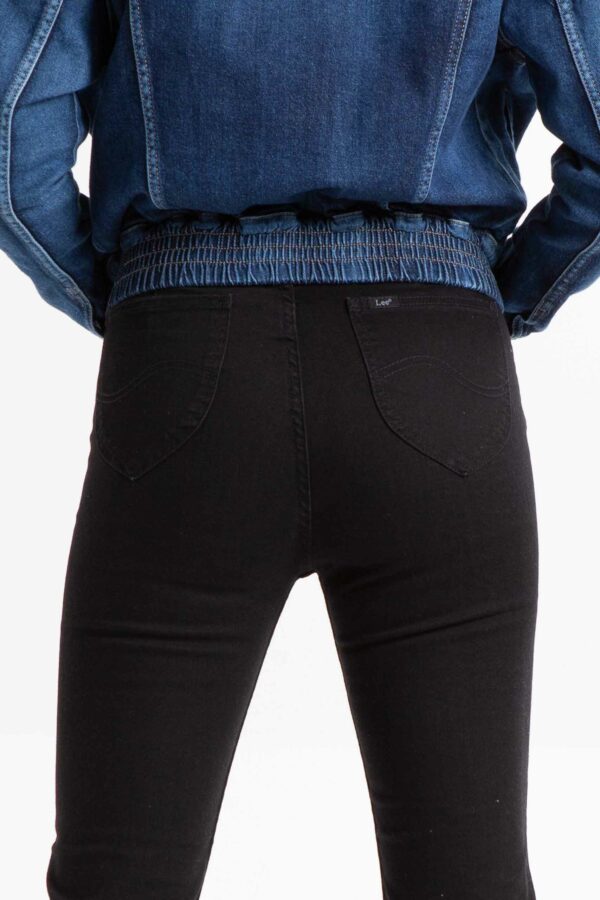 Vista posterior de jean de color negro con bolsillos de marca lee