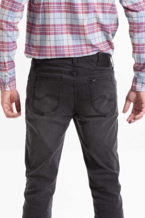 Vista posterior de jean de color grafito con bolsillos de marca lee