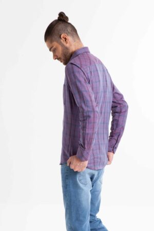 Vista lateral de camisa a cuadros de color lila de marca lee
