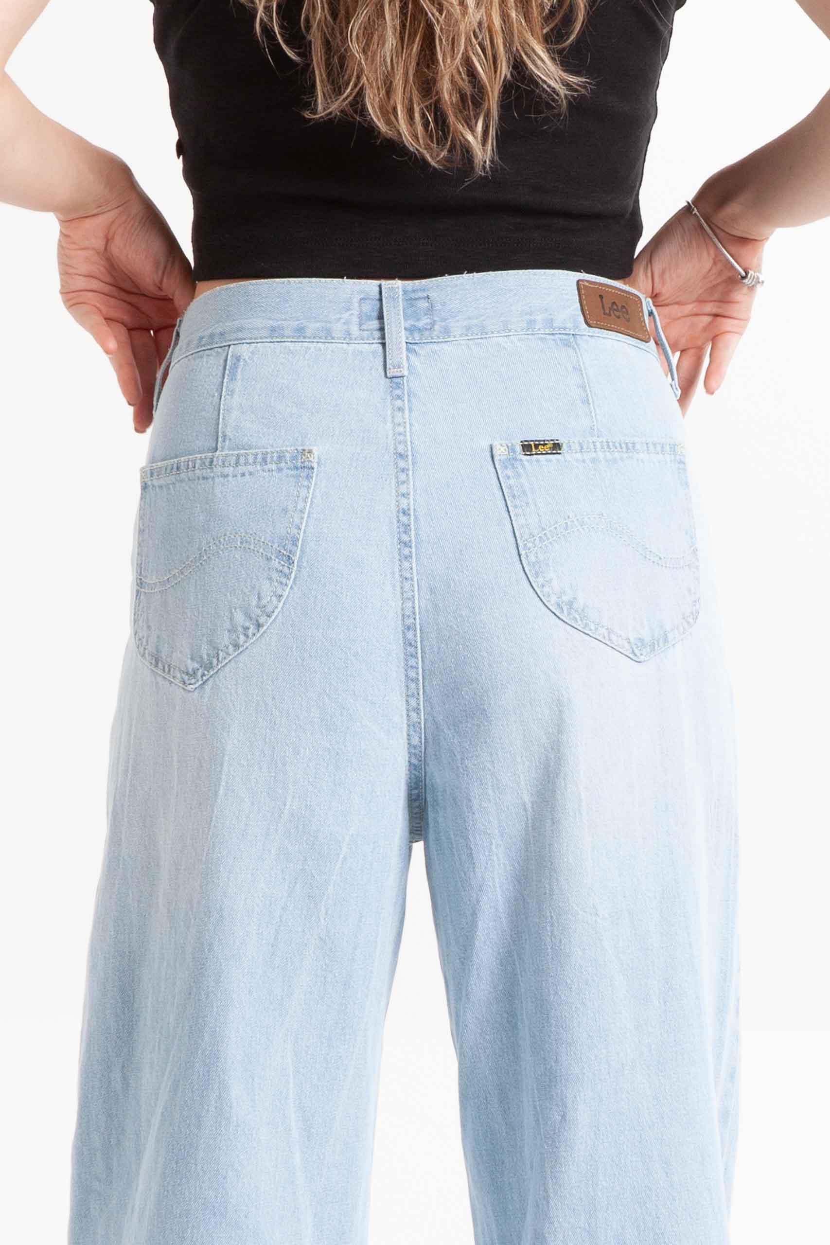 Vista posterior de jean de color azul de pierna ancha con bolsillos de marca lee