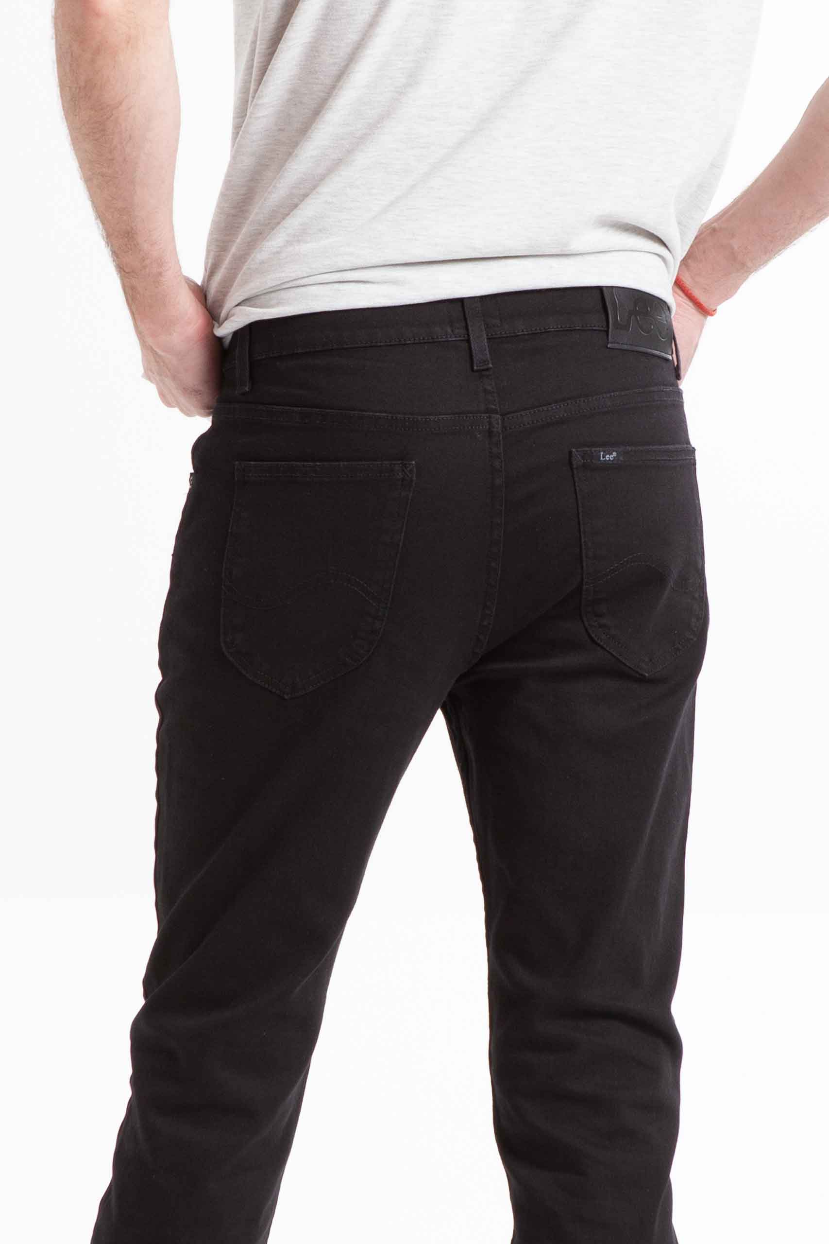 Vista posterior de jean de color negro de marca lee