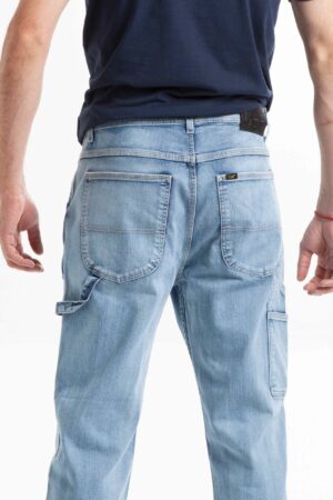 Vista posterior de jean de color celeste con bolsillos de marca lee