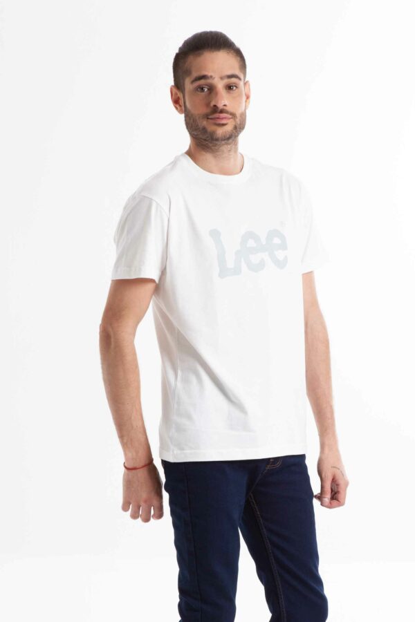 Vista lateral de camiseta de color crema con logo de la marca lee