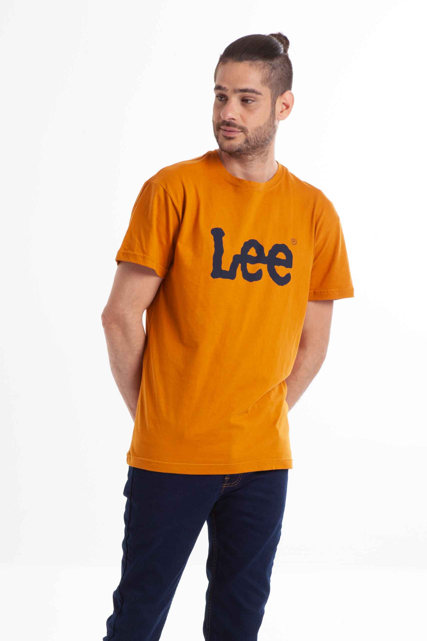 Vista frontal de camiseta de color mostaza con logo de la marca lee