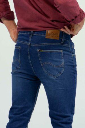 Vista posterior Jean slim tapered color stone 1 marca Lee