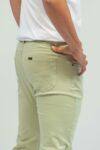 Vista posterior Jean slim tapered color cemento marca Lee