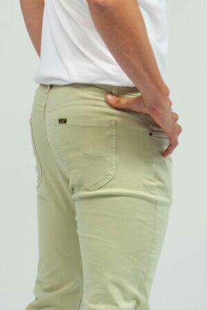 Vista posterior Jean slim tapered color cemento marca Lee