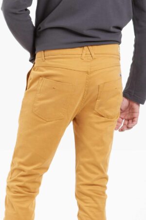 Vista posterior de pantalón color mostaza de marca lee