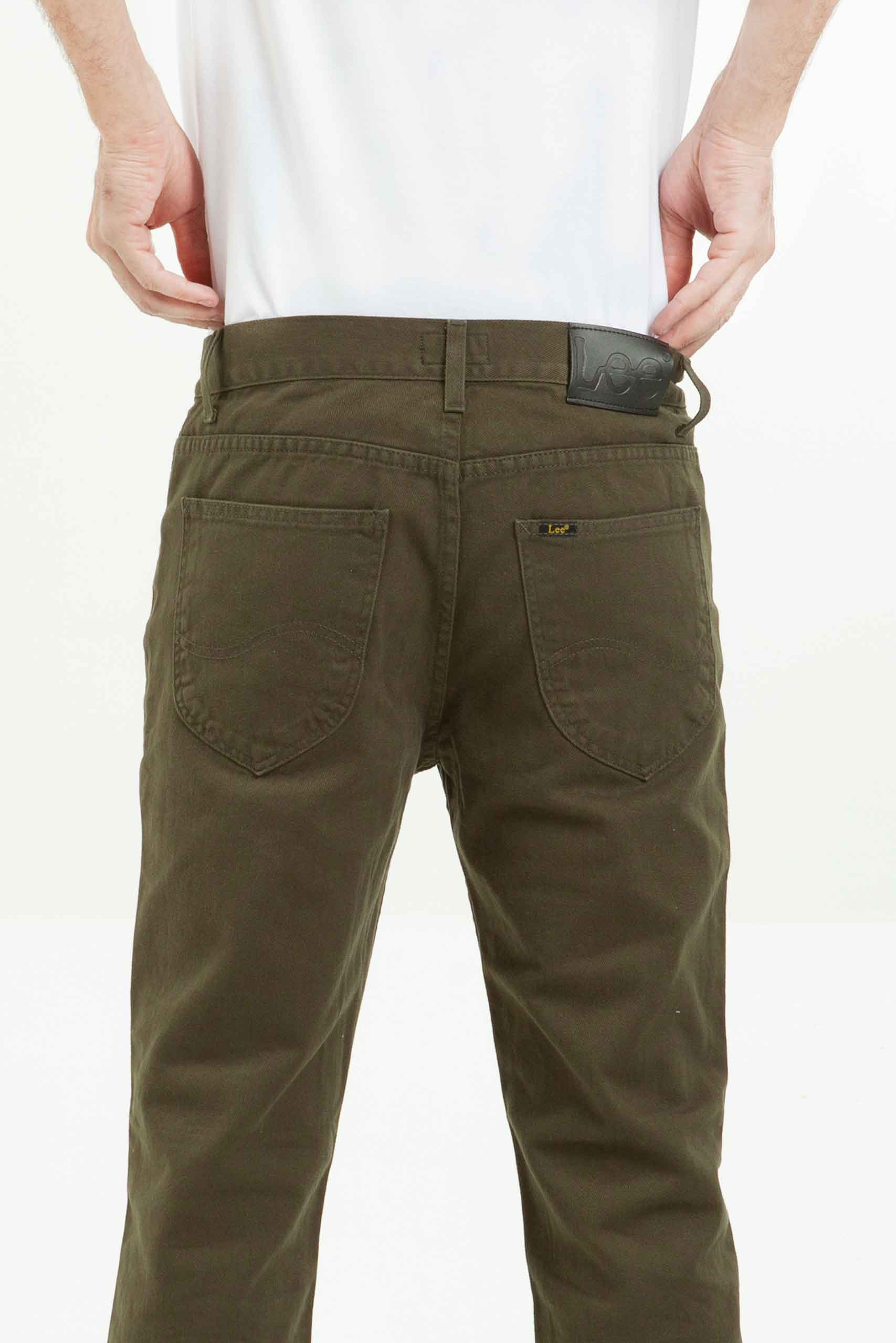 Vista posterior de jean de color verde con bolsillos de marca lee