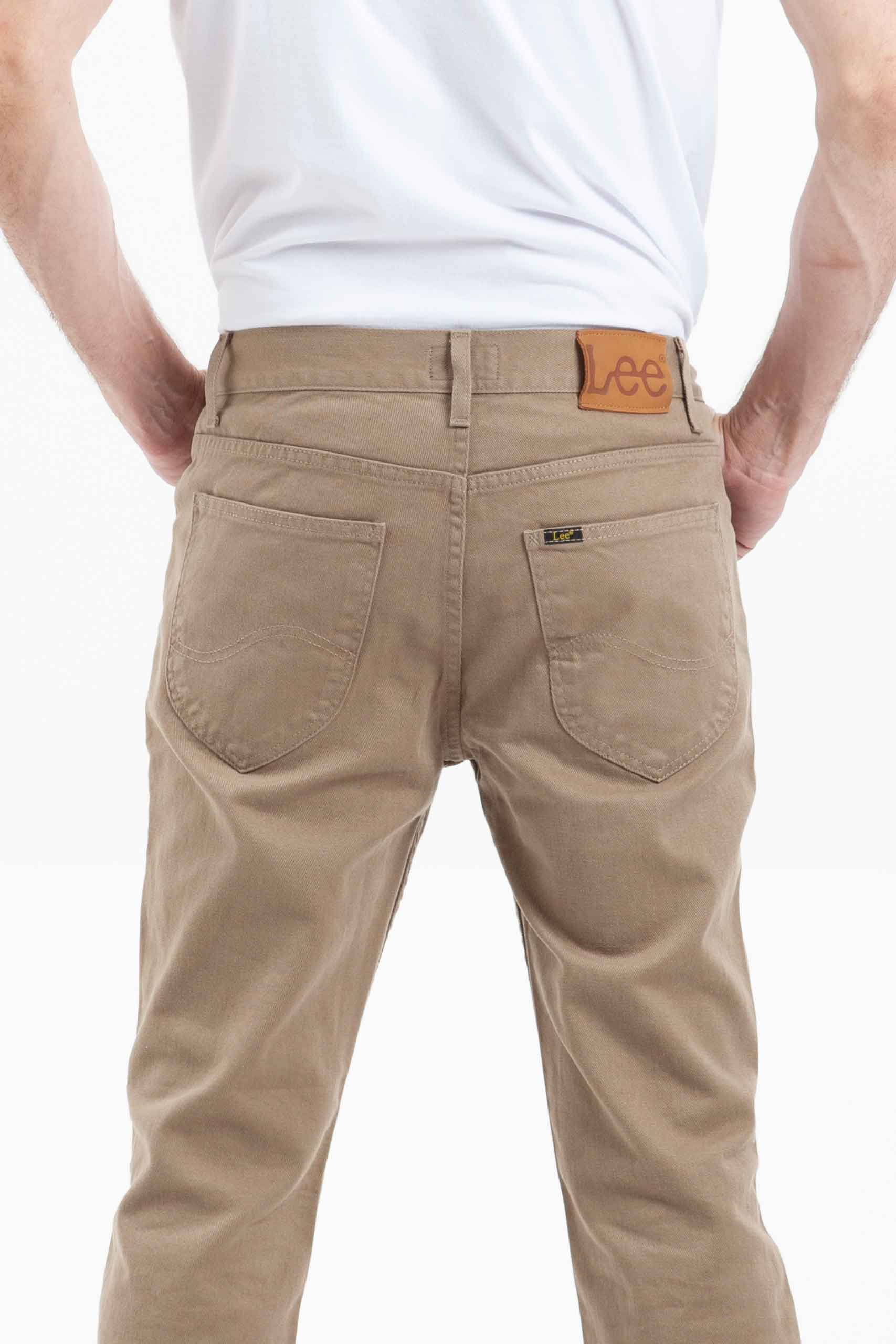 Vista posterior de jean de color caqui con bolsillos de marca lee