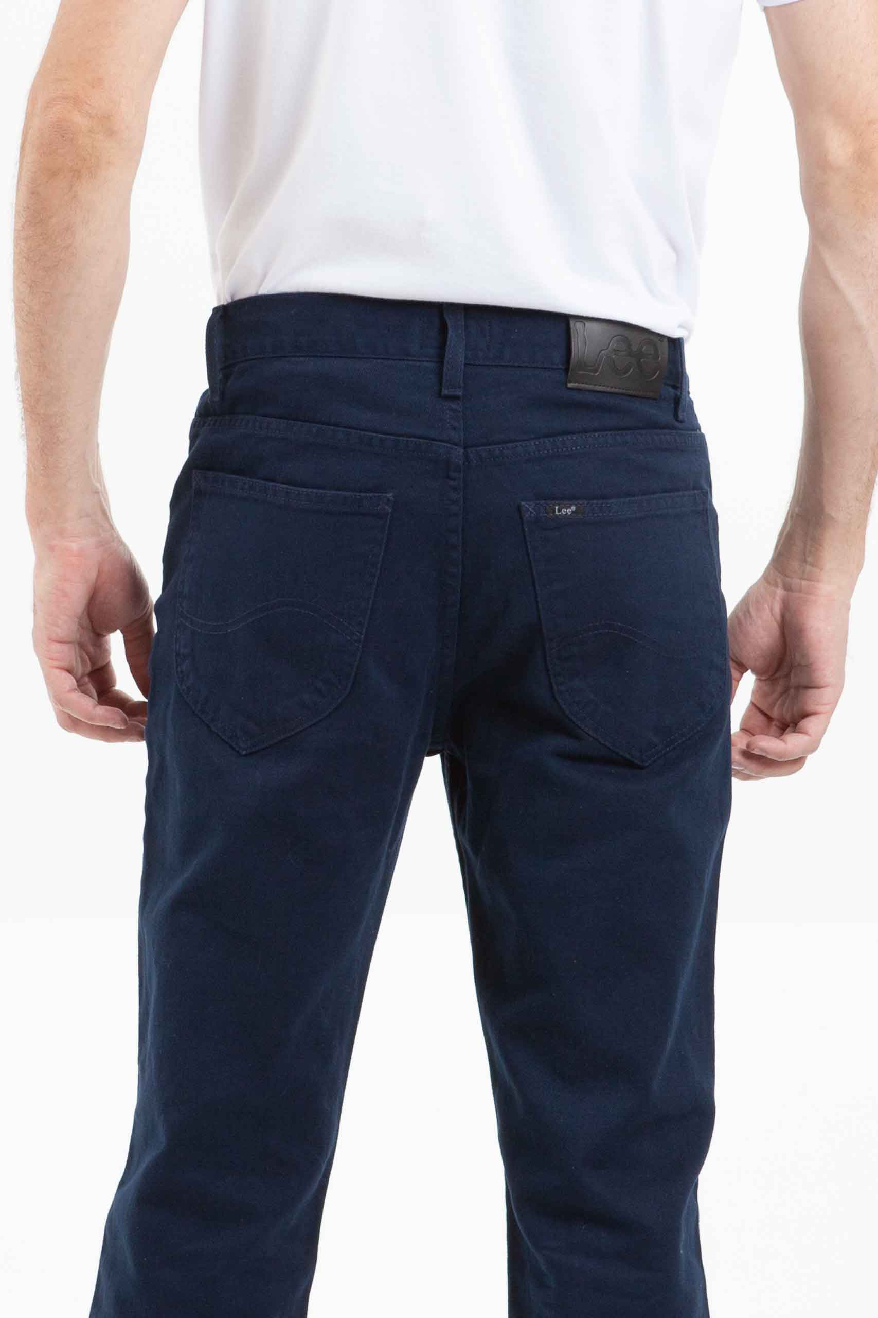 Vista posterior de jean de color azul de marca lee