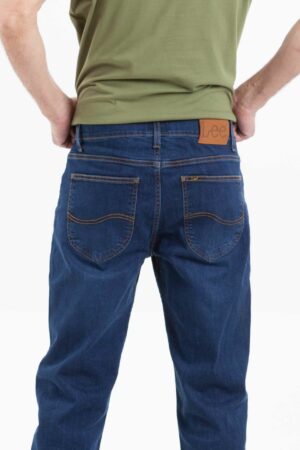 Vista posterior de jean de color azul con bolsillos de marca lee