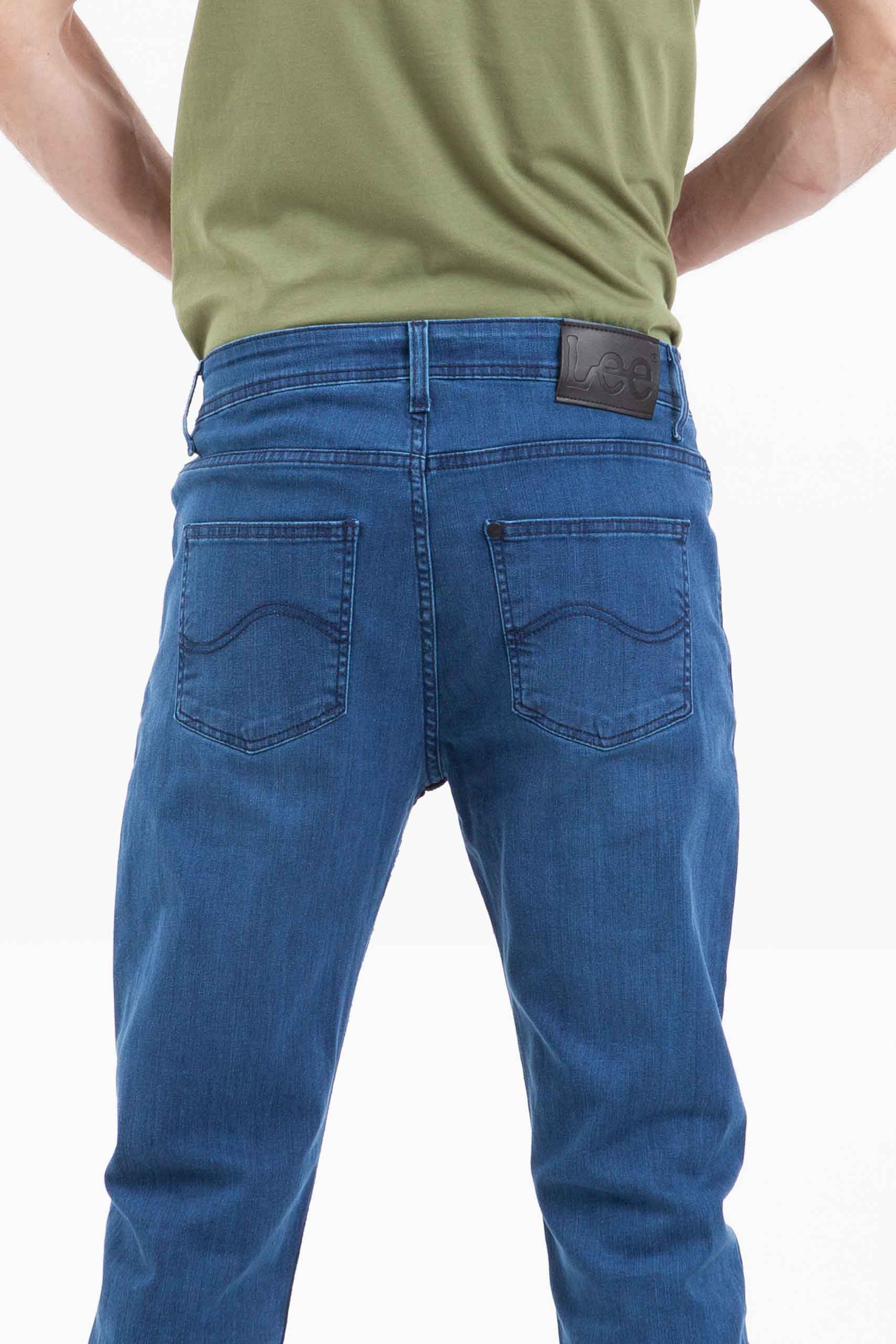 Vista posterior de pantalón de color azul de marca lee