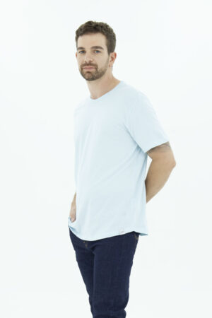 Vista Frontal Camiseta hombre regular shaped tee celeste SS3 marca lee