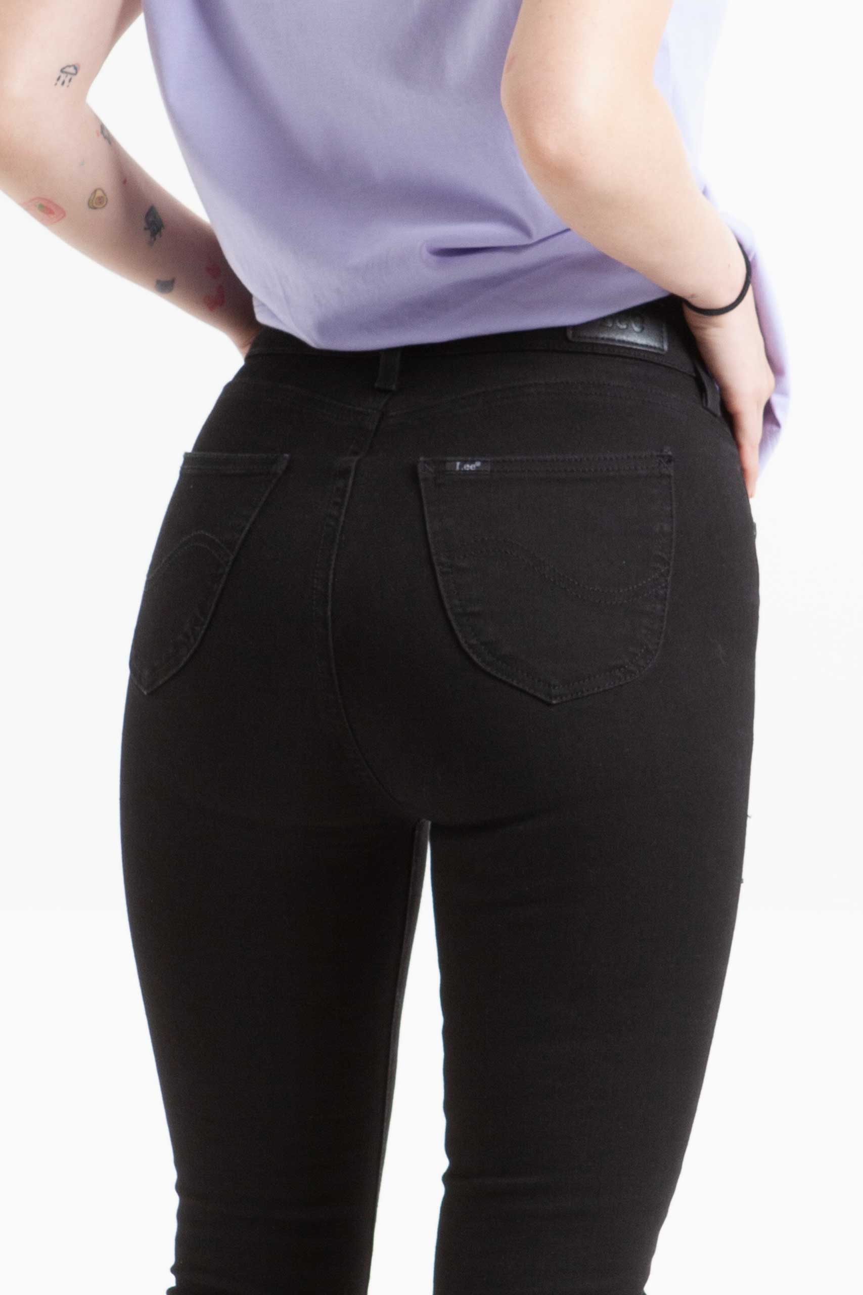 Vista Posterior de jean color negro de pierna recta de marca lee.