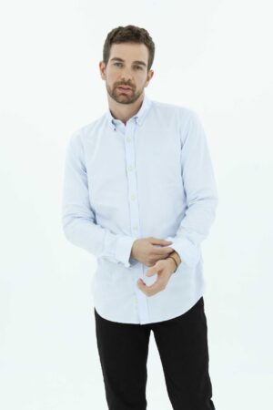 Vista Frontal Camisa Hombre Regular Custom Celeste SS3 marca lee