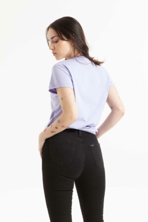 Vista posterior de camiseta color lila marca lee.