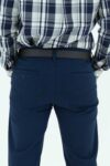 Vista Posterior Pantalón Hombre Regular Classic Chino Azul SS3 de marca lee