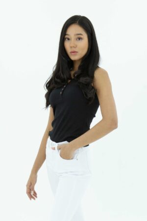 Vista Frontal Top Mujer slim Sleevesless henley Negro ss3 de marca lee