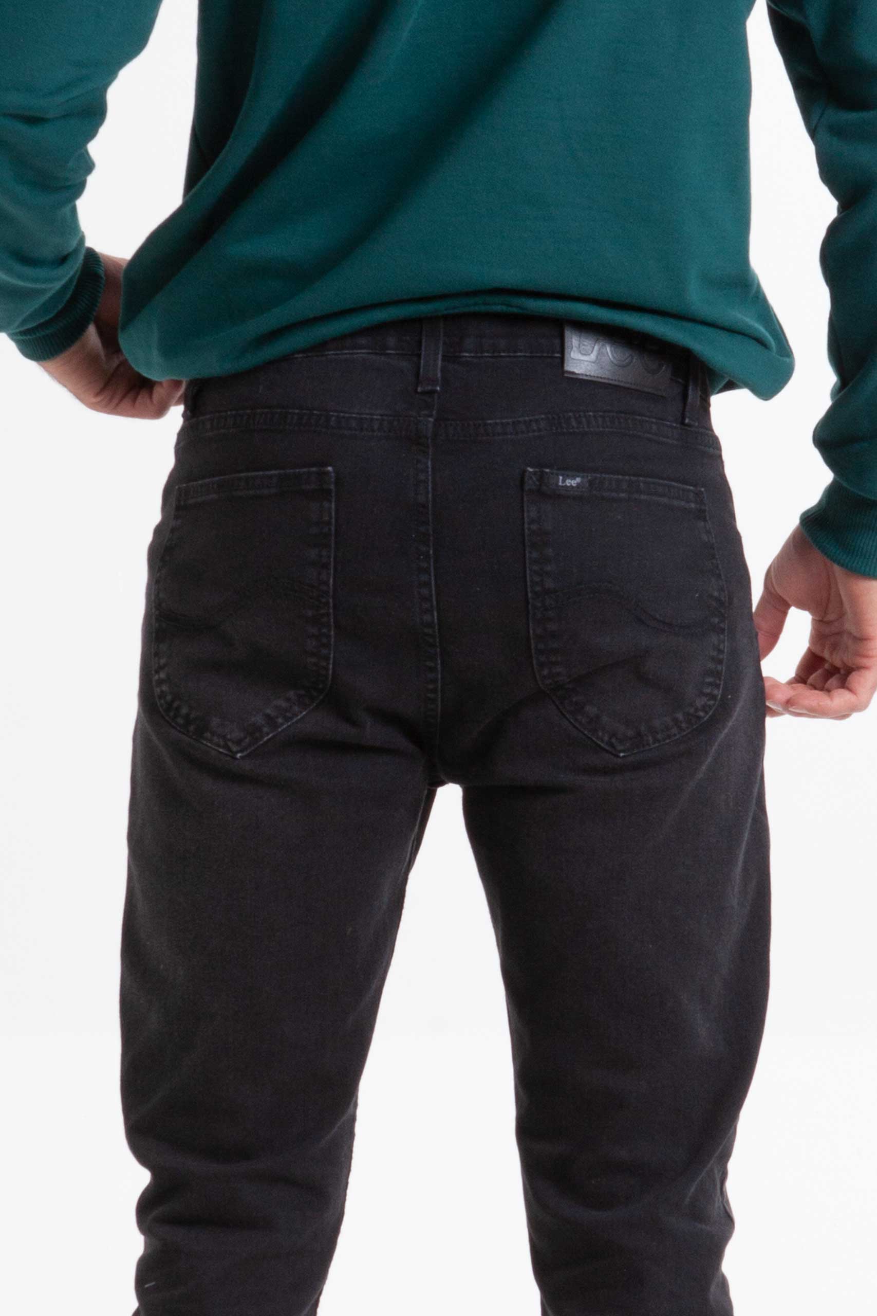Vista posterior Jean de color verde de marca lee