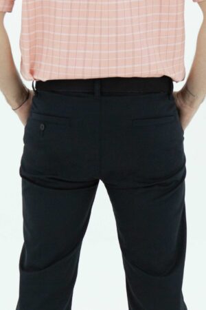 Vista posterior Pantalón Hombre Regular Classic Chino Negro SS3 de marca lee