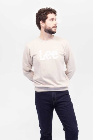 Vista Frontal Buzo Hombre Regular Basic Crew Logo Caqui SS4 de marca lee