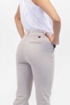 Vista Posterior Pantalón Mujer Regular Tapered Seasonal Caqui SS4 de Marca Lee